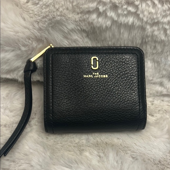 Marc Jacobs Handbags - The Marc Jacobs The Softshot black leather wallet. EUC